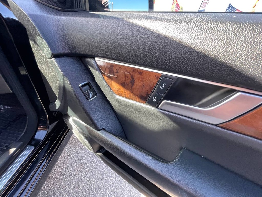 Photo 19 of this MERCEDES-BENZ C-CLASS
