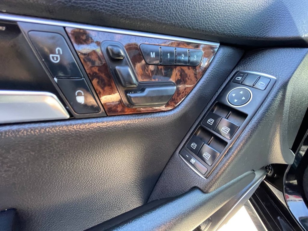 Photo 24 of this MERCEDES-BENZ C-CLASS