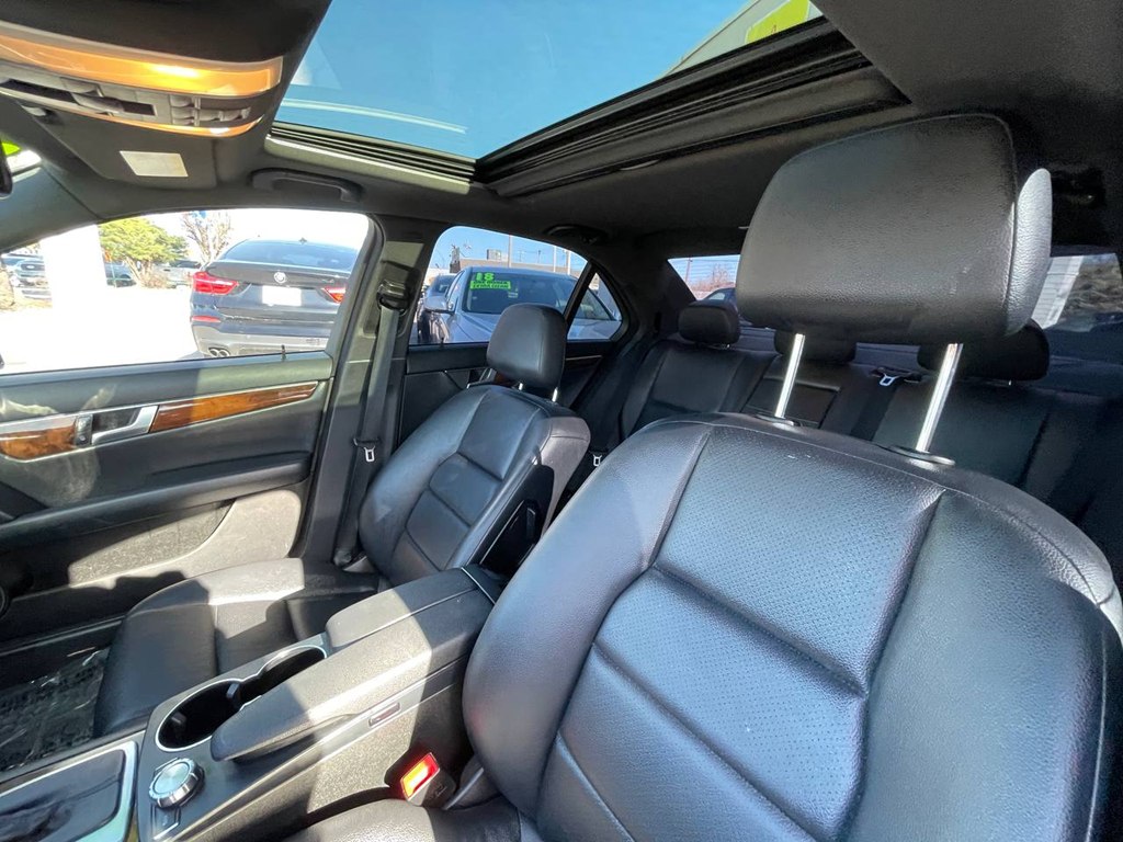 Photo 26 of this MERCEDES-BENZ C-CLASS