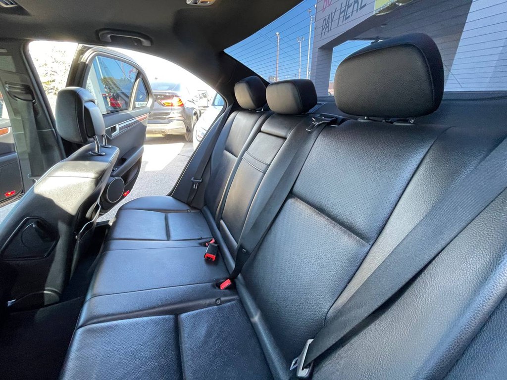 Photo 12 of this MERCEDES-BENZ C-CLASS
