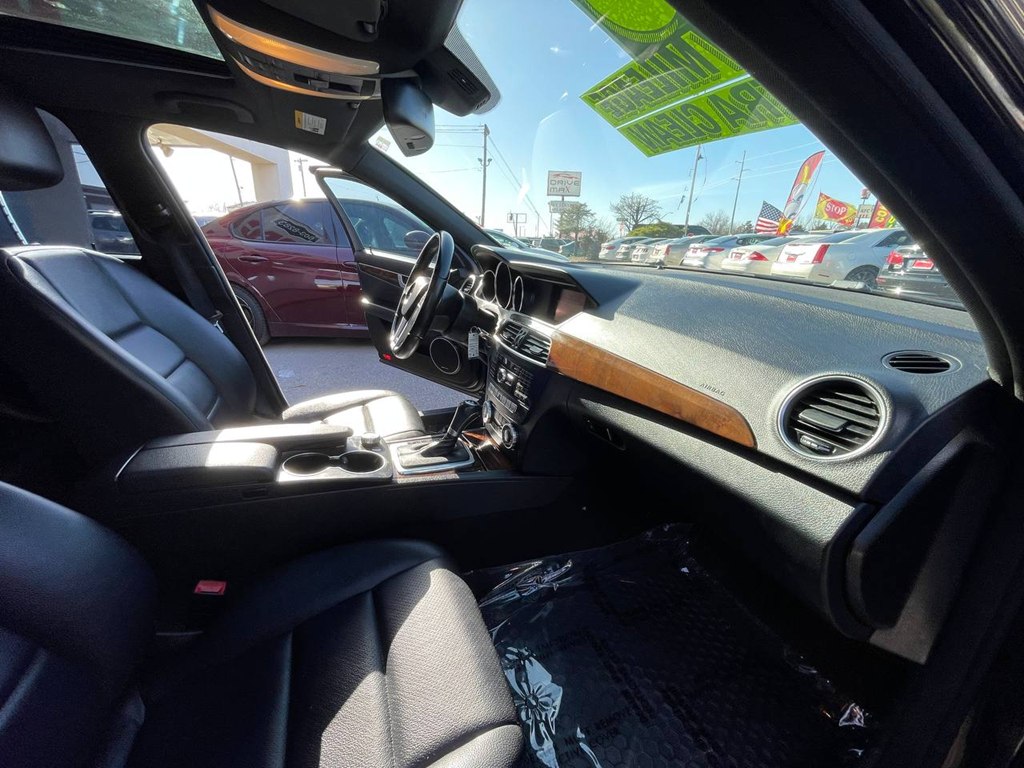 Photo 22 of this MERCEDES-BENZ C-CLASS