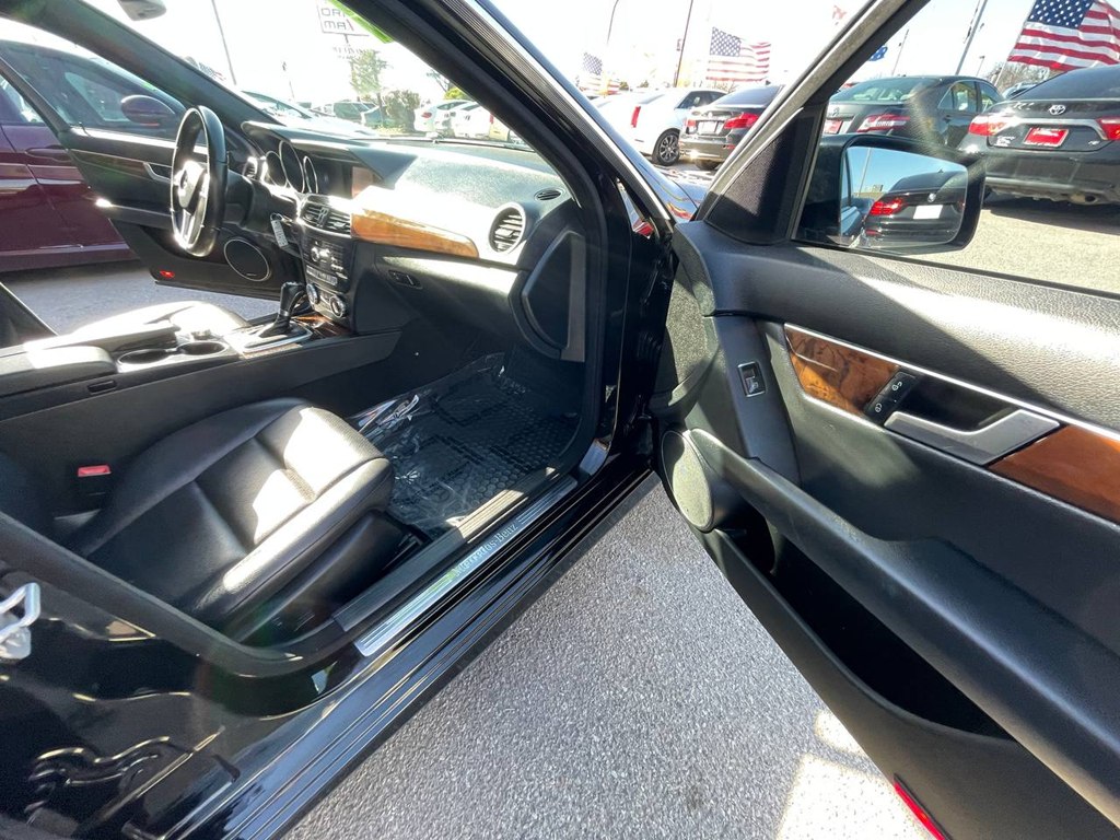 Photo 18 of this MERCEDES-BENZ C-CLASS