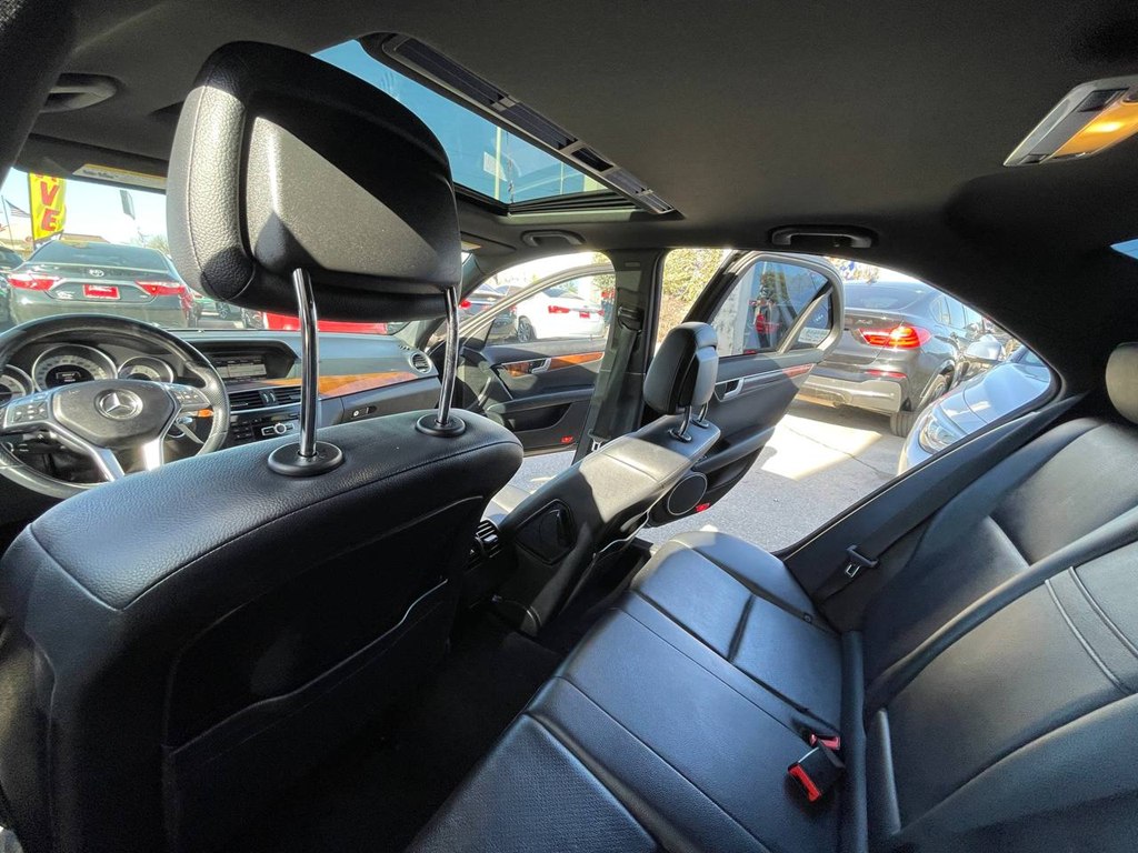 Photo 13 of this MERCEDES-BENZ C-CLASS