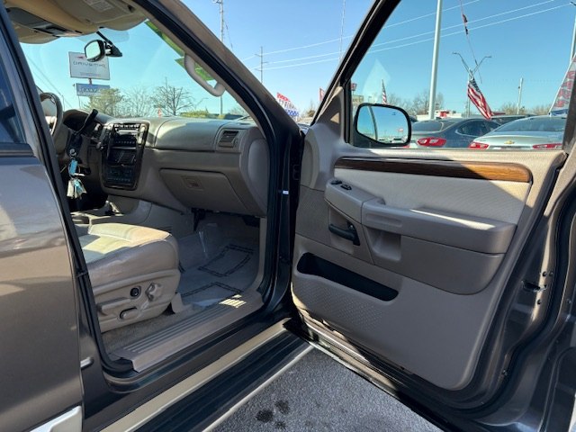 Photo 5 of this FORD EXPLORER