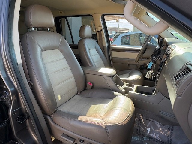 Photo 9 of this FORD EXPLORER