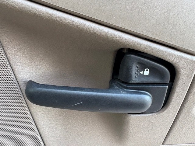 Photo 12 of this FORD EXPLORER