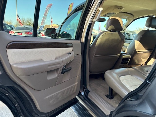 Photo 13 of this FORD EXPLORER