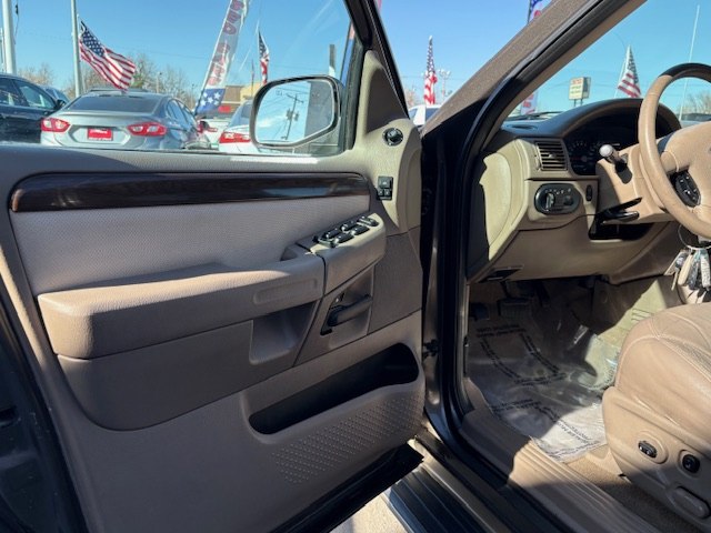 Photo 16 of this FORD EXPLORER