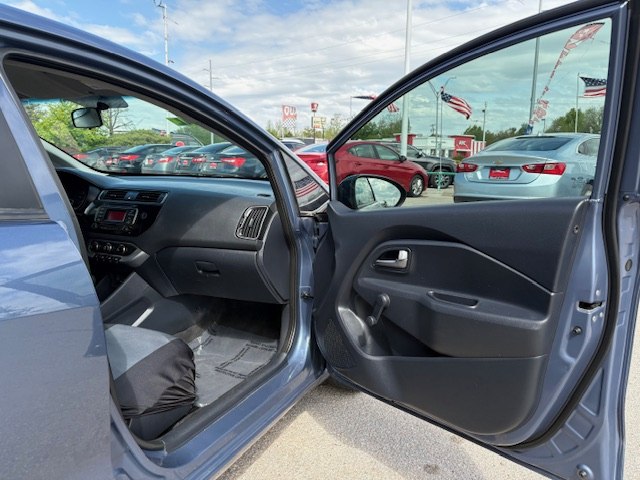 Photo 5 of this KIA RIO