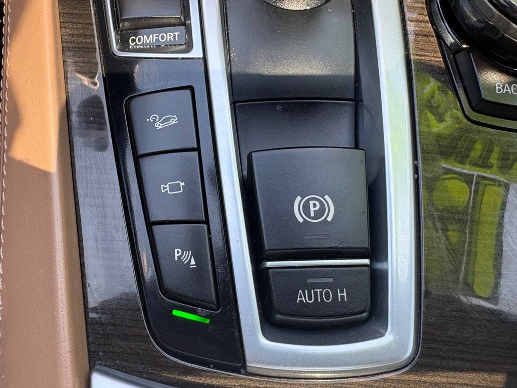 Photo 34 of this BMW 750