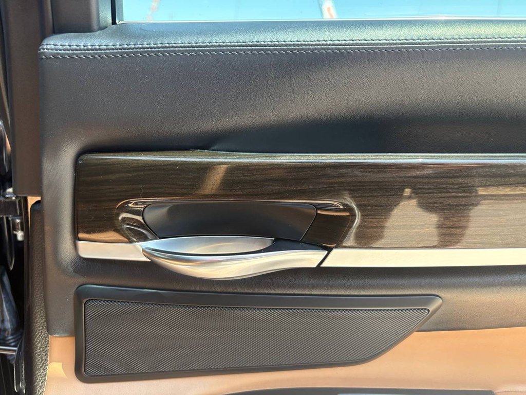 Photo 13 of this BMW 750