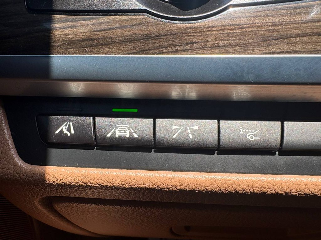 Photo 25 of this BMW 750
