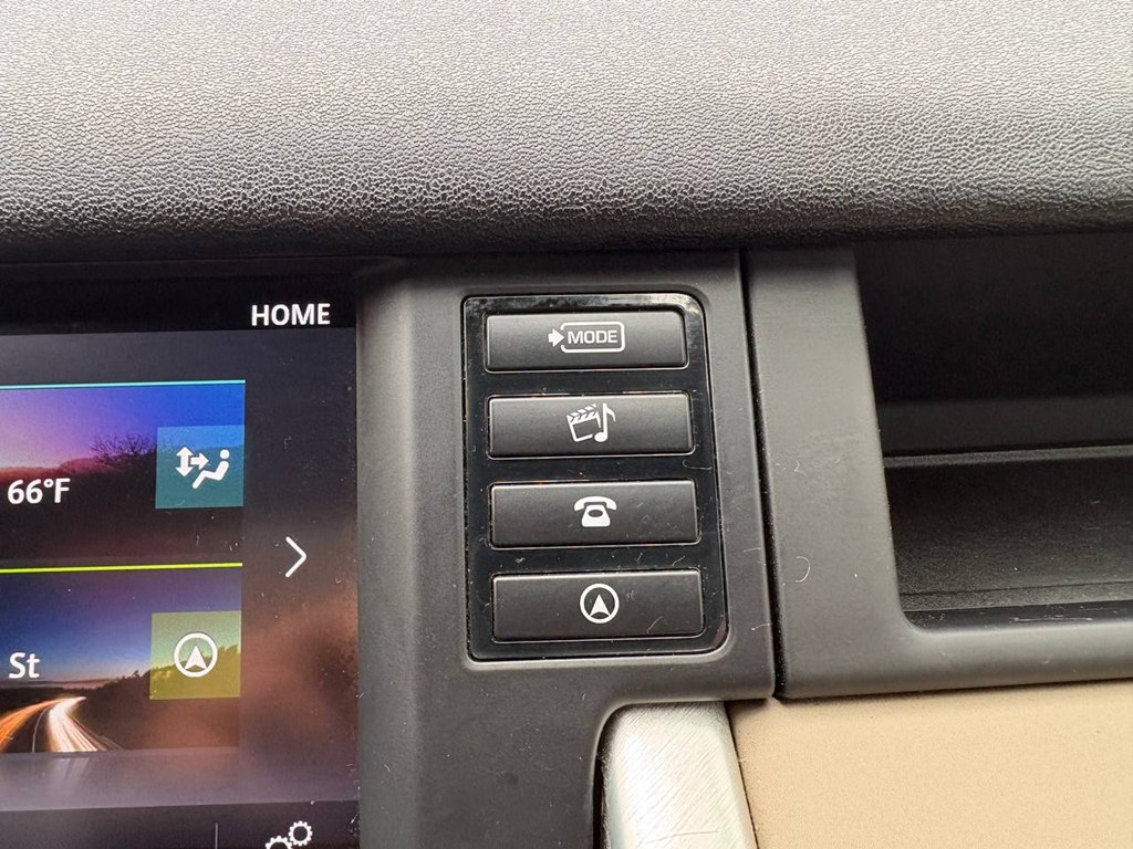 Photo 28 of this LAND ROVER DISCOVERY SPORT