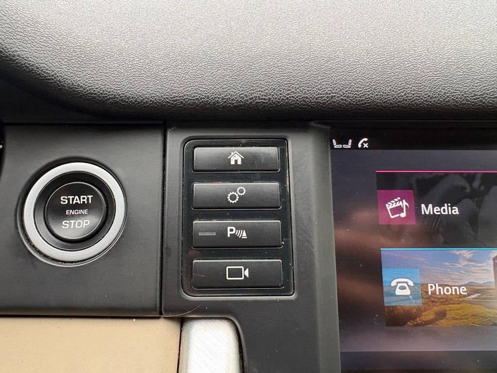 Photo 27 of this LAND ROVER DISCOVERY SPORT