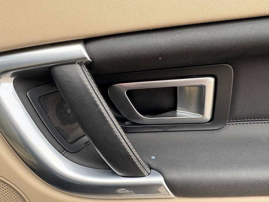 Photo 12 of this LAND ROVER DISCOVERY SPORT