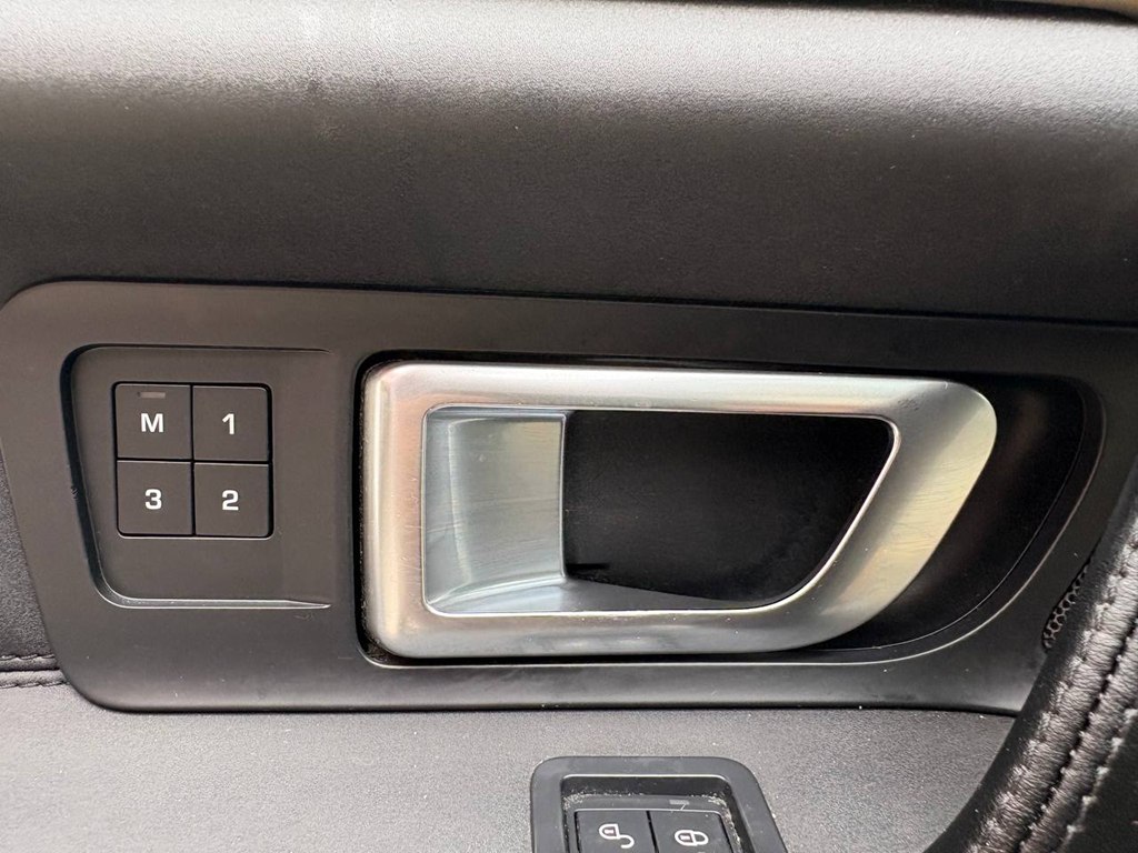 Photo 18 of this LAND ROVER DISCOVERY SPORT