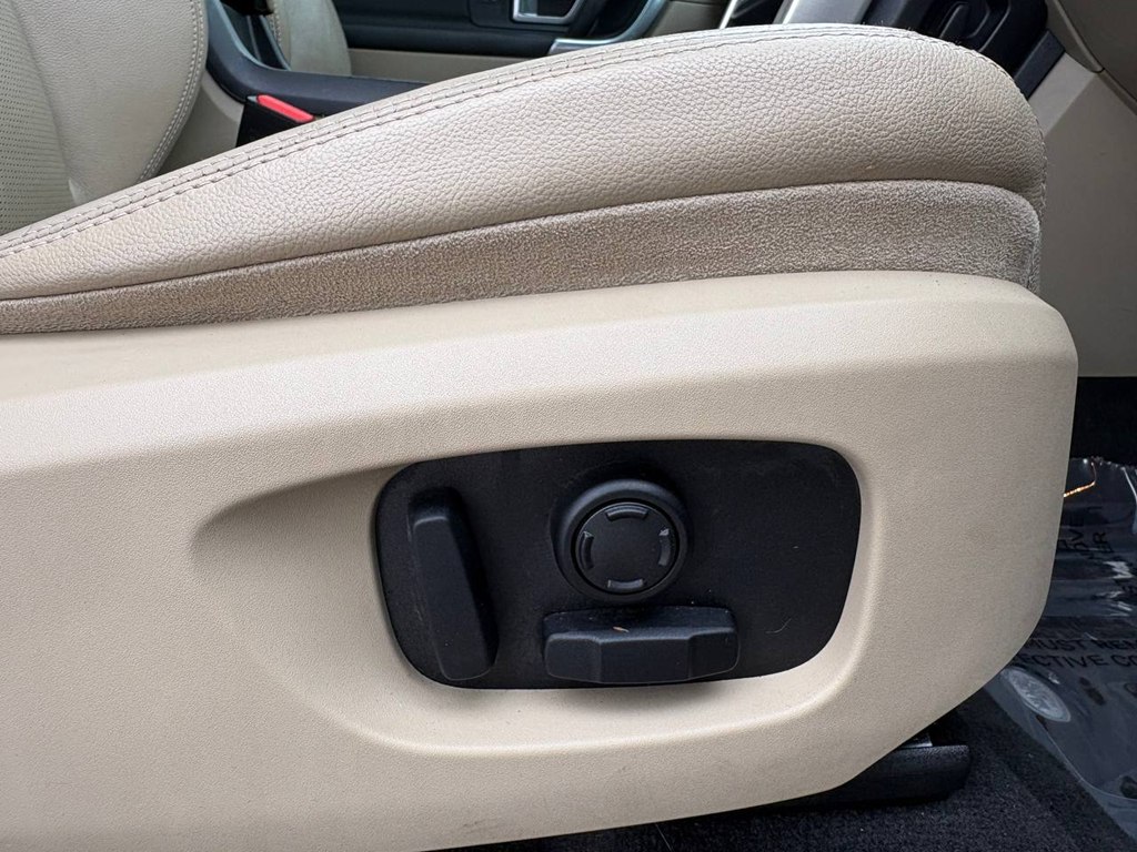 Photo 8 of this LAND ROVER DISCOVERY SPORT