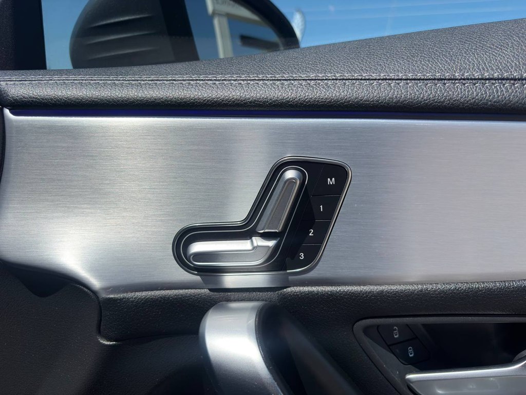 Photo 8 of this MERCEDES-BENZ CLA