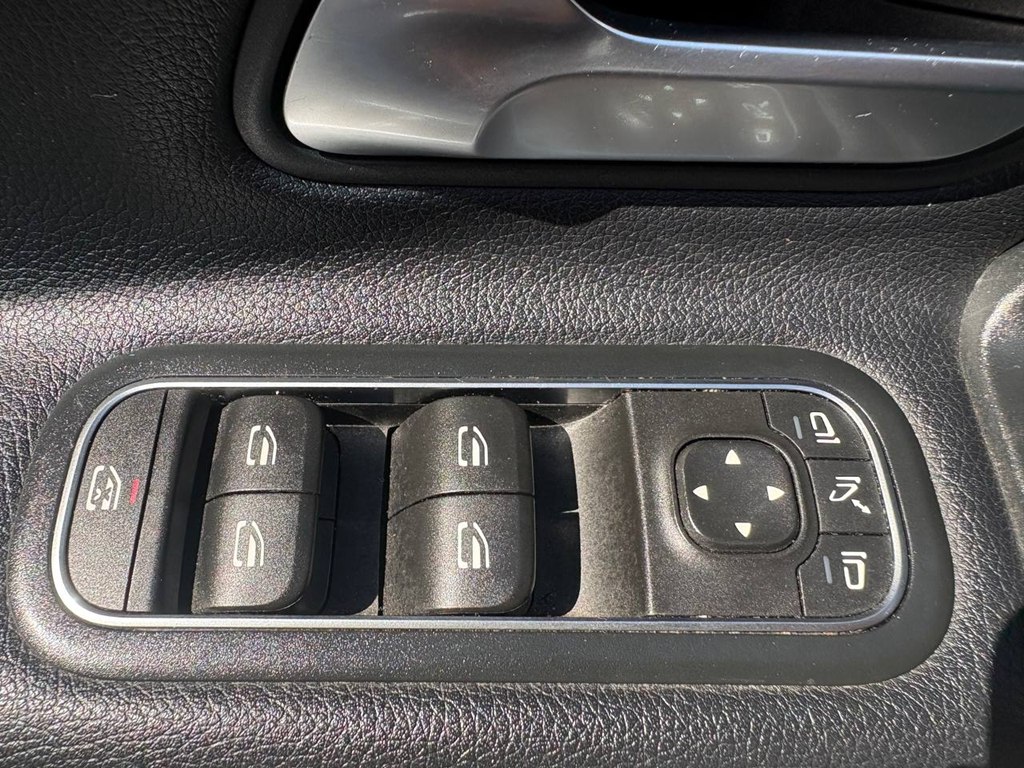 Photo 20 of this MERCEDES-BENZ CLA
