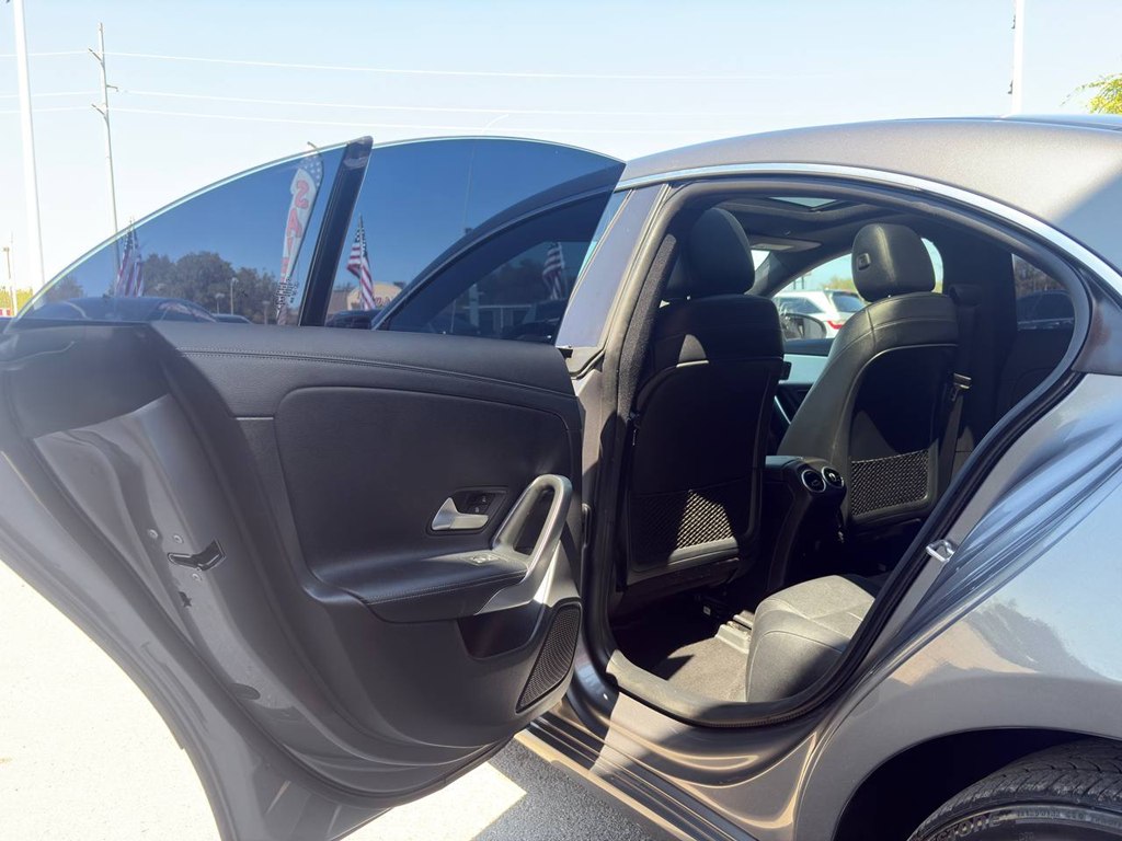 Photo 15 of this MERCEDES-BENZ CLA