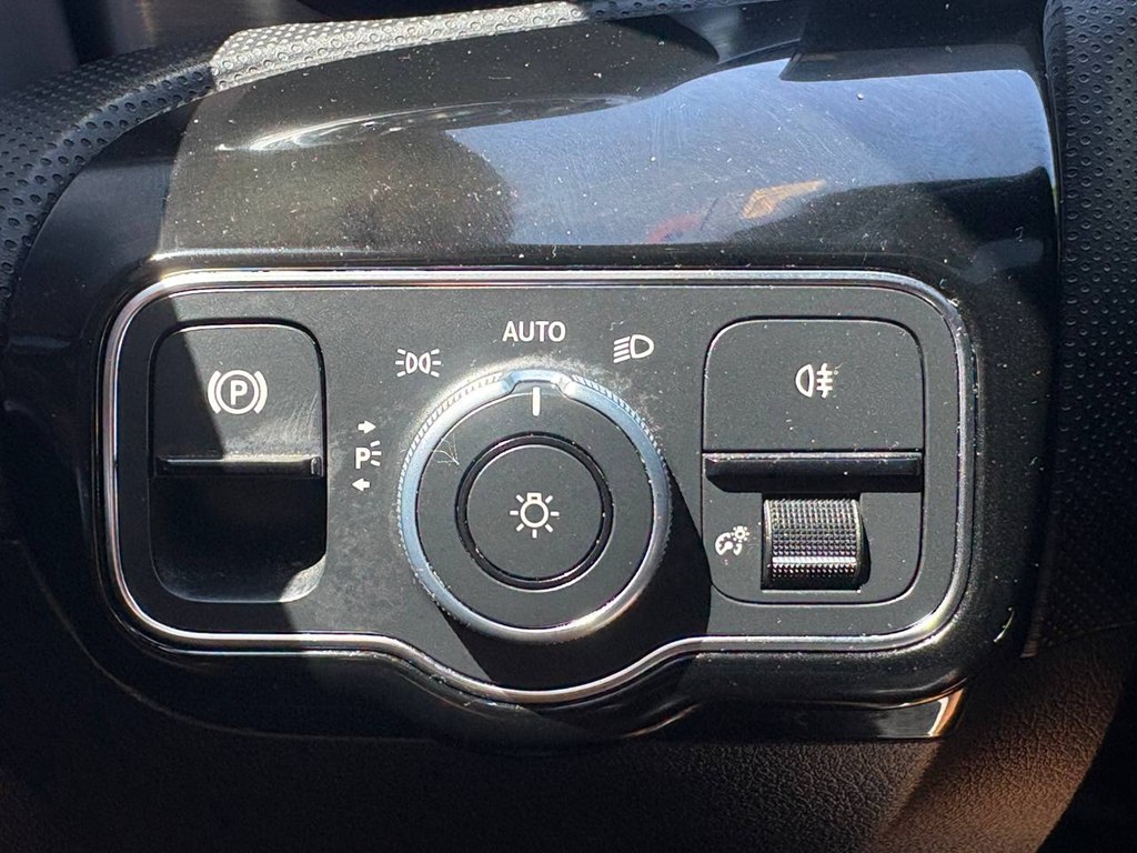 Photo 23 of this MERCEDES-BENZ CLA