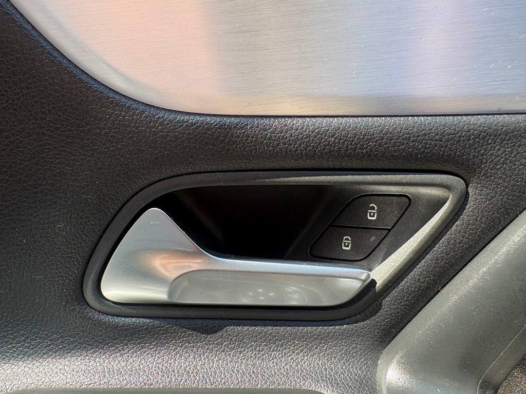 Photo 19 of this MERCEDES-BENZ CLA