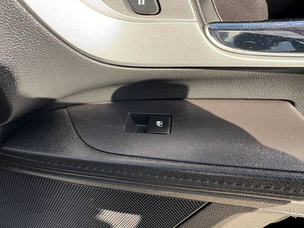 Photo 7 of this CHEVROLET EQUINOX