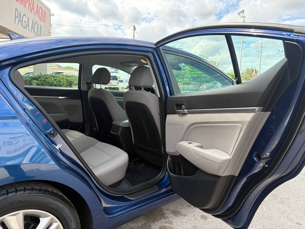 Photo 8 of this HYUNDAI ELANTRA
