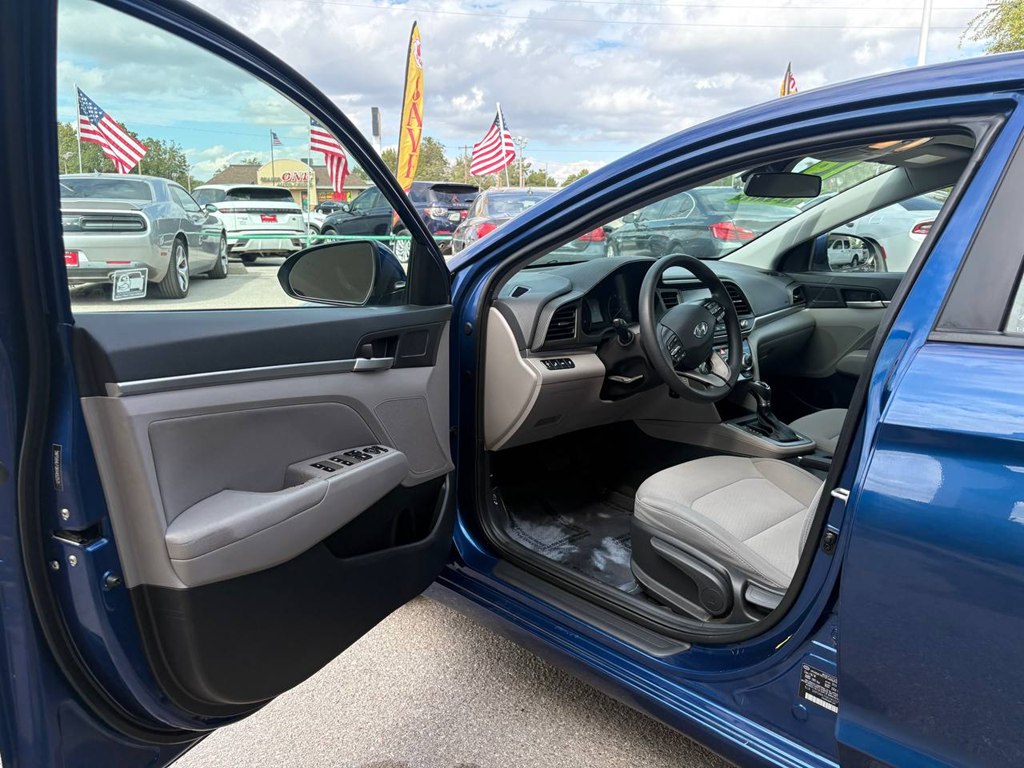 Photo 14 of this HYUNDAI ELANTRA