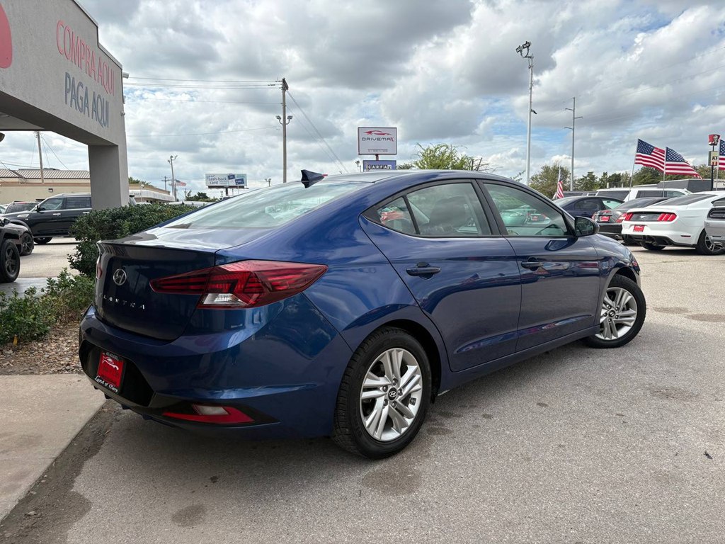 Photo 4 of this HYUNDAI ELANTRA