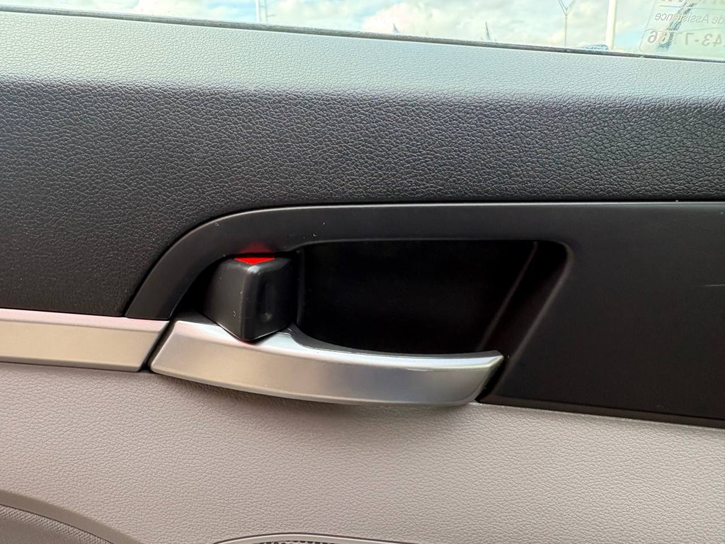 Photo 12 of this HYUNDAI ELANTRA