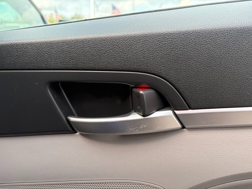 Photo 9 of this HYUNDAI ELANTRA