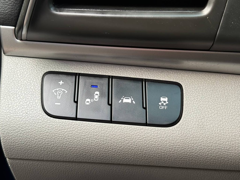 Photo 16 of this HYUNDAI ELANTRA