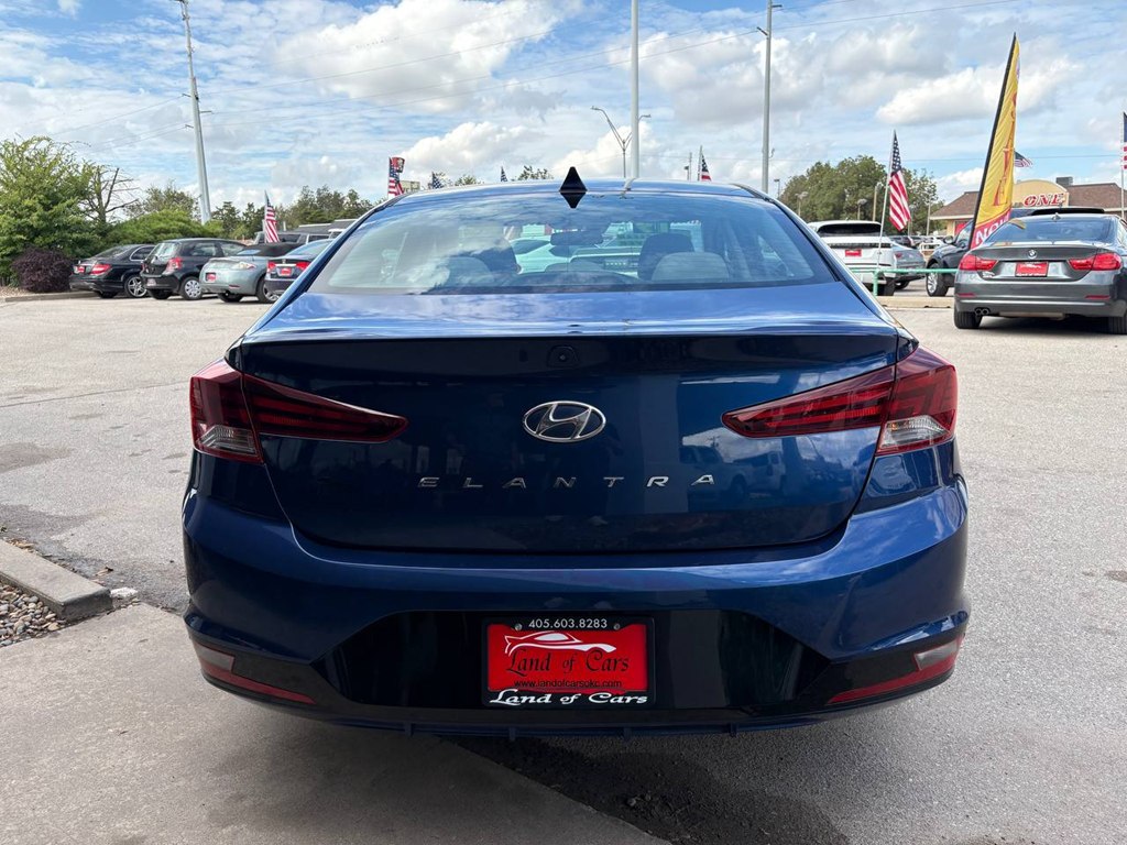 Photo 31 of this HYUNDAI ELANTRA