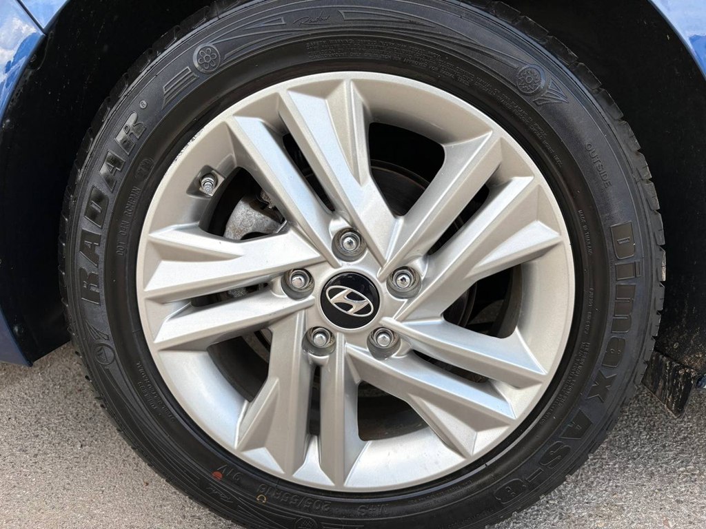 Photo 32 of this HYUNDAI ELANTRA