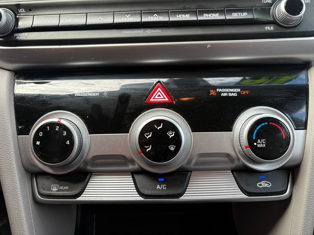 Photo 21 of this HYUNDAI ELANTRA