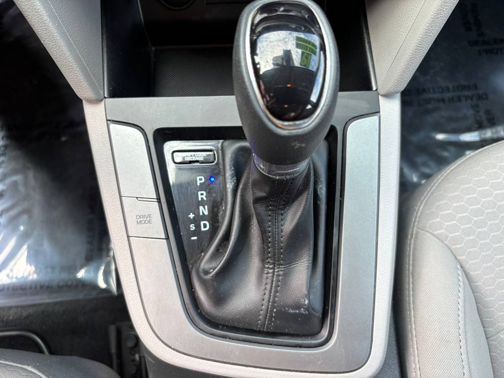 Photo 23 of this HYUNDAI ELANTRA