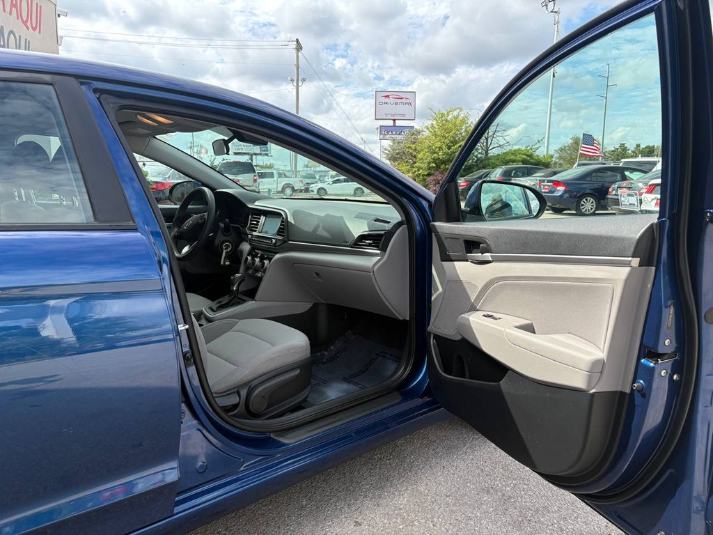 Photo 5 of this HYUNDAI ELANTRA