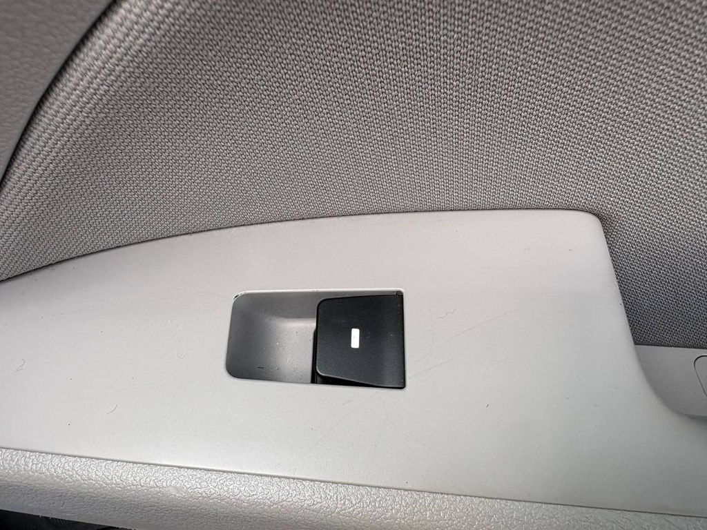 Photo 10 of this HYUNDAI ELANTRA