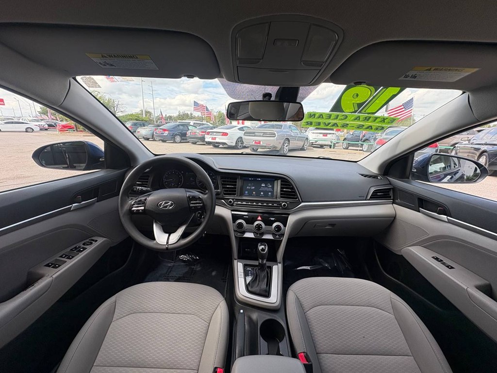 Photo 25 of this HYUNDAI ELANTRA