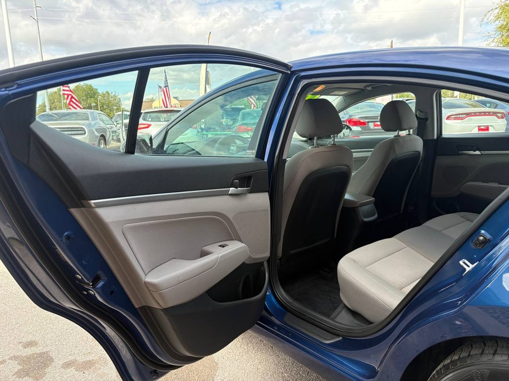 Photo 11 of this HYUNDAI ELANTRA