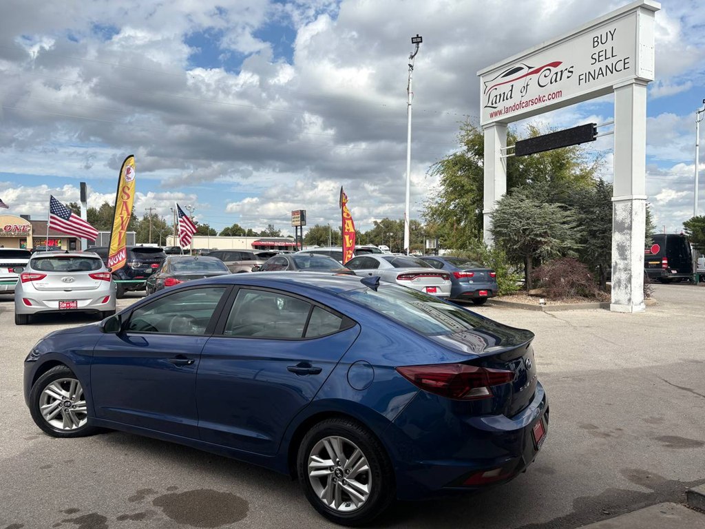 Photo 2 of this HYUNDAI ELANTRA