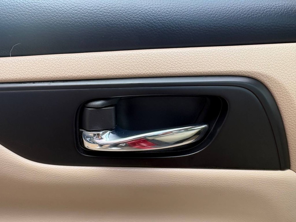 Photo 10 of this NISSAN ALTIMA
