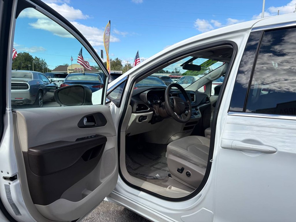 Photo 15 of this CHRYSLER PACIFICA