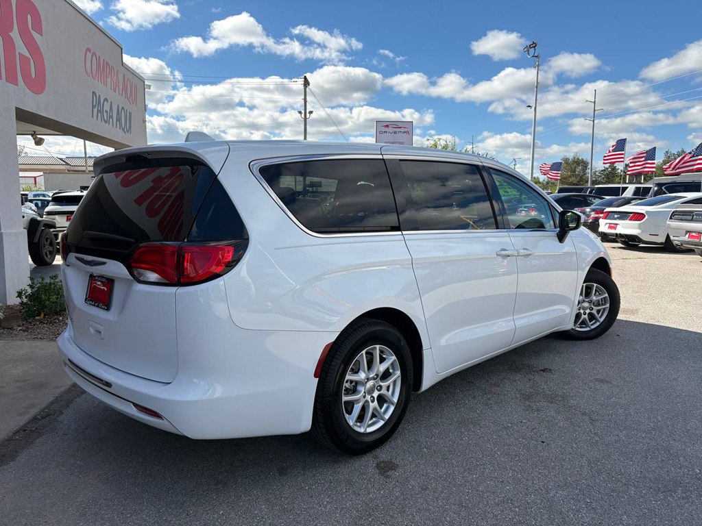 Photo 4 of this CHRYSLER PACIFICA