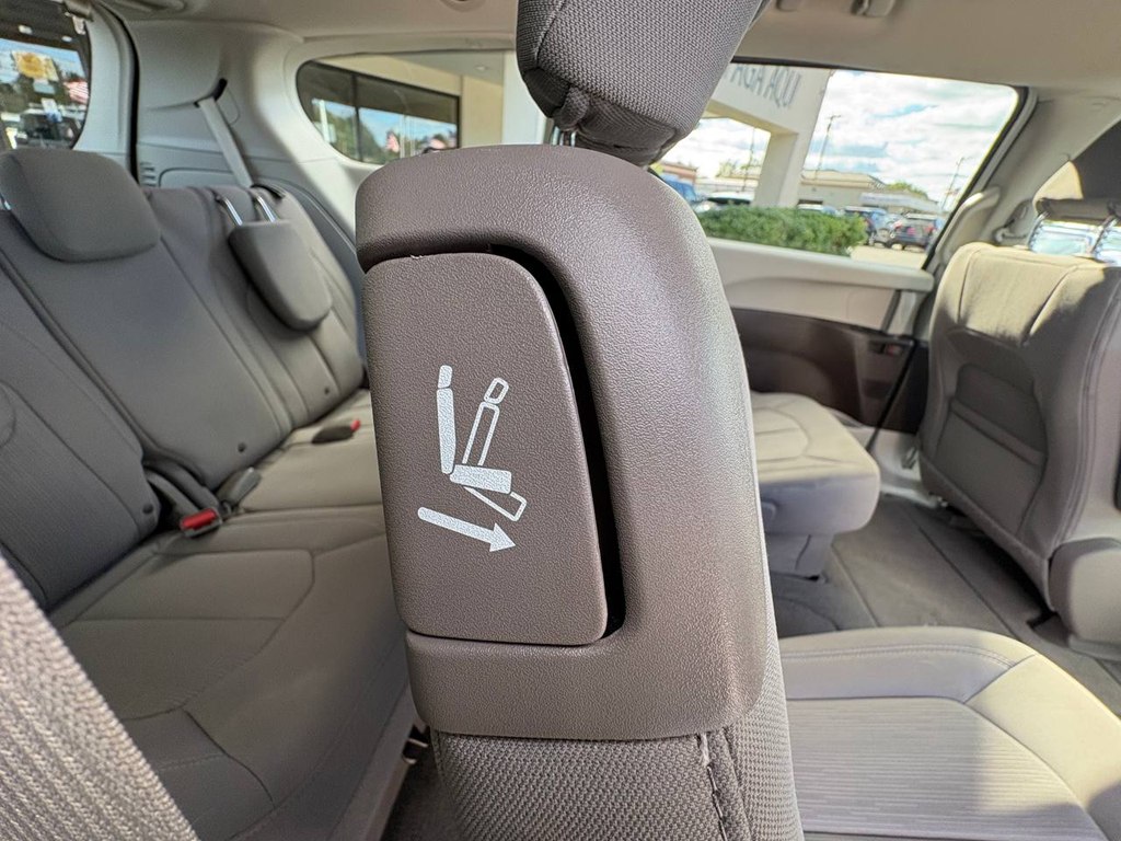 Photo 11 of this CHRYSLER PACIFICA