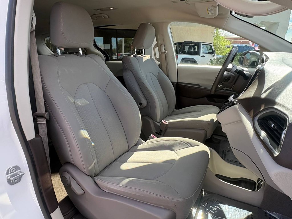 Photo 8 of this CHRYSLER PACIFICA
