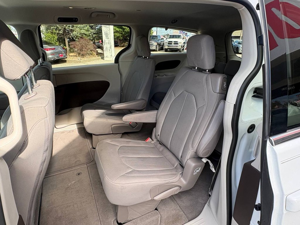 Photo 13 of this CHRYSLER PACIFICA