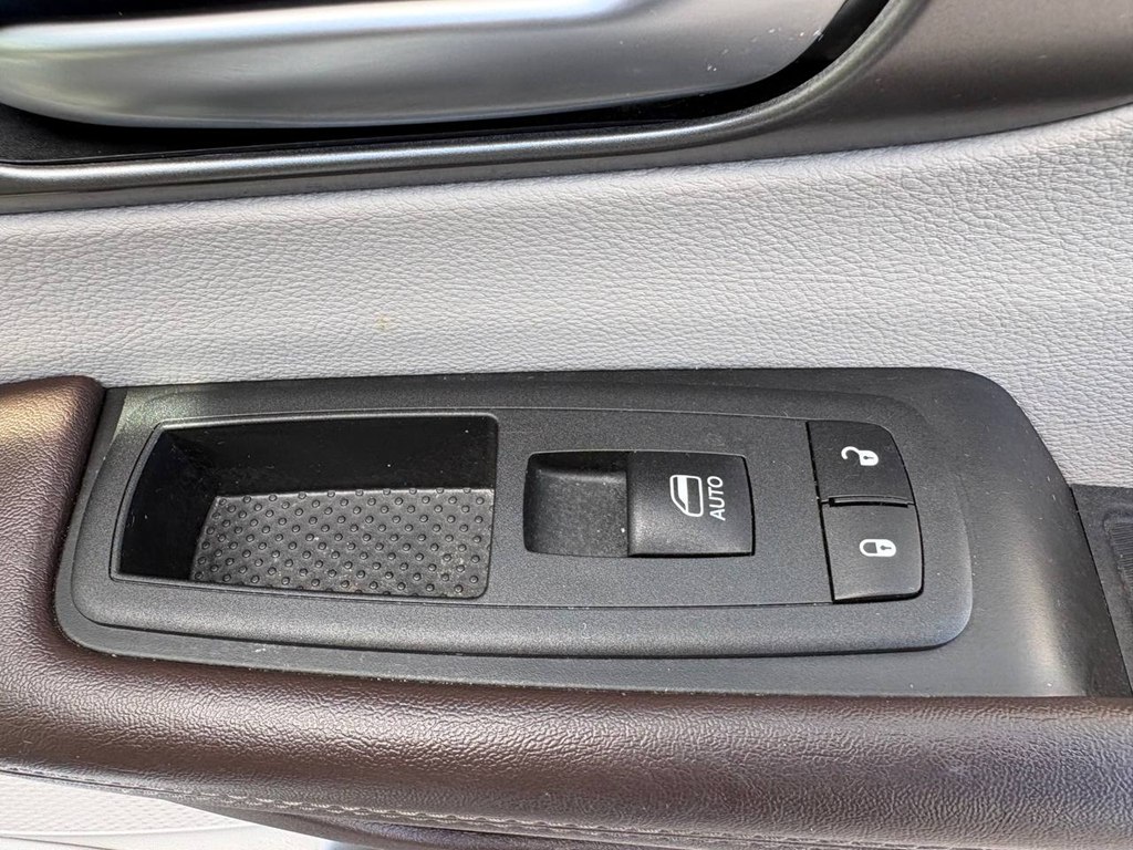 Photo 7 of this CHRYSLER PACIFICA
