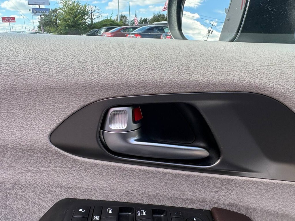 Photo 16 of this CHRYSLER PACIFICA